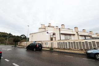 Casa a Nuevo Aranjuez-Ciudad de las Artes. Estupendo chalet adosado en urbanización con piscina