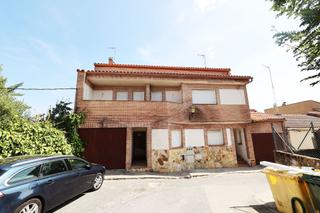 Casa en Cadalso de los Vidrios. Chalet adosado en casco urbano