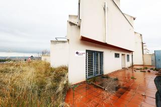 Casa a Nuevo Aranjuez-Ciudad de las Artes. Estupendo chalet adosado en urbanización con piscina