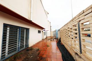 Casa a Nuevo Aranjuez-Ciudad de las Artes. Estupendo chalet adosado en urbanización con piscina