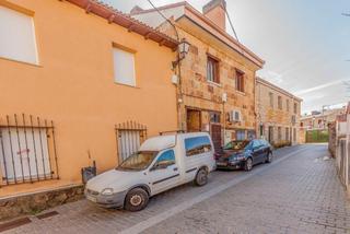 Edifici a Navalafuente. Estupendo hotel