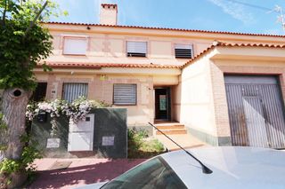 Haus in Erustes. Chalet adosado en casco urbano