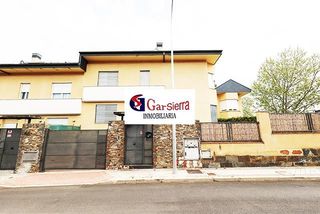 Casa a Corralejos-Campo de las Naciones. Gran chalet pareado