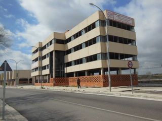 Edificio en Estación-Manantiales. Gran edificio