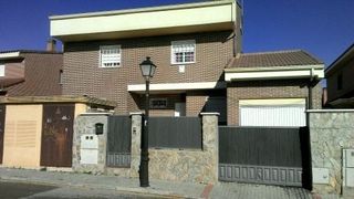 Casa a Camarma de Esteruelas. Chalet pareado con piscina privada