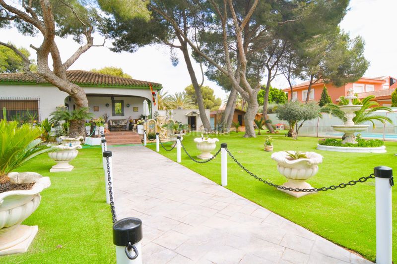 Foto 3022e690-8a73-4be3-96e6-477a5307e8ad. Chalet en calle pablo neruda 2 en Campoamor Orihuela