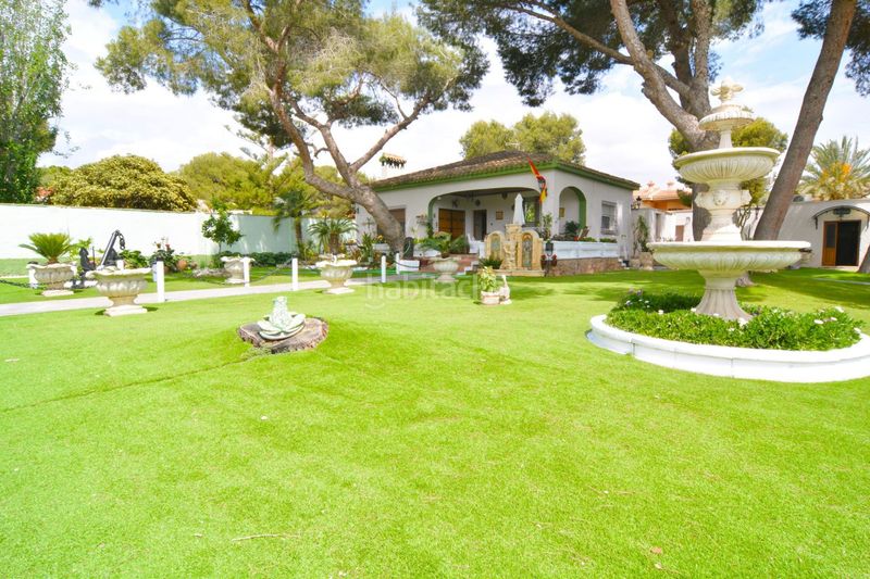 Foto e4246388-9e6f-44f2-89b8-7294eaf76010. Chalet en calle pablo neruda 2 en Campoamor Orihuela