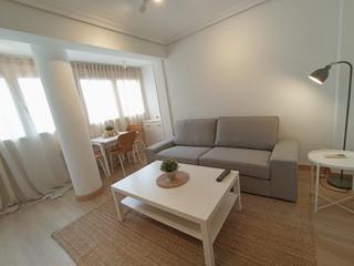 Location Appartement à Ensanche-Diputación. Vivienda reformada con muebles nuevos de alquiler al lado del pu