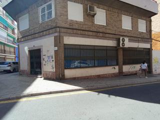 Locale commerciale en Carolinas Bajas. Se vende local comercial  en chaflan en las cigarreras