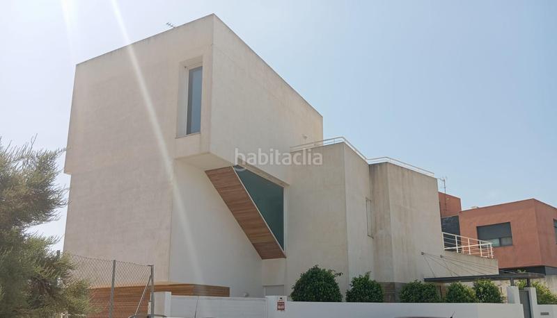 Foto bb9efa88-1d33-49e0-bafa-0f23d6a1b928. Chalet con parcheggio in Alicante golf Alicante