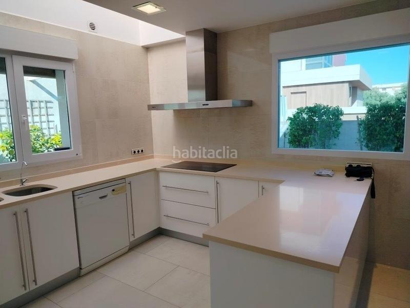 Foto e3cb2538-dbd3-4c34-8fbf-762e2e49f281. Chalet con parcheggio in Alicante golf Alicante