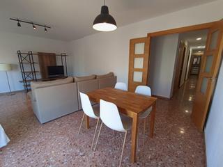 Alquiler Piso en Santo Domingo. Se alquila apartamento  semiamueblado muy alegre y luminoso
