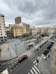Lloguer Pis a Barrio del Centro. Piso reformado y moderno con vistas en a la plaza calvo sotelo