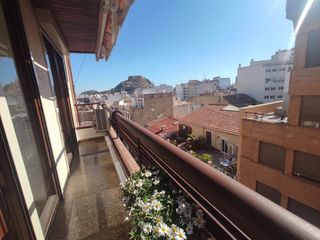 Miete Etagenwohnung en Mercado. Se alquila piso vac�o muy luminoso en general marva