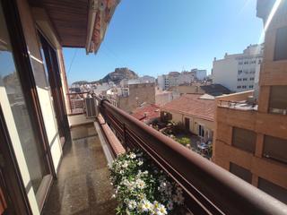 Location Appartement à Mercado. Se alquila piso vacío muy luminoso en general marva