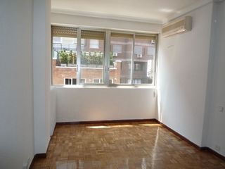 Alquiler Piso  Calle del corazón de maría 25. Interior a patio de manzana amplio - 2 dormitorios + otro más pe
