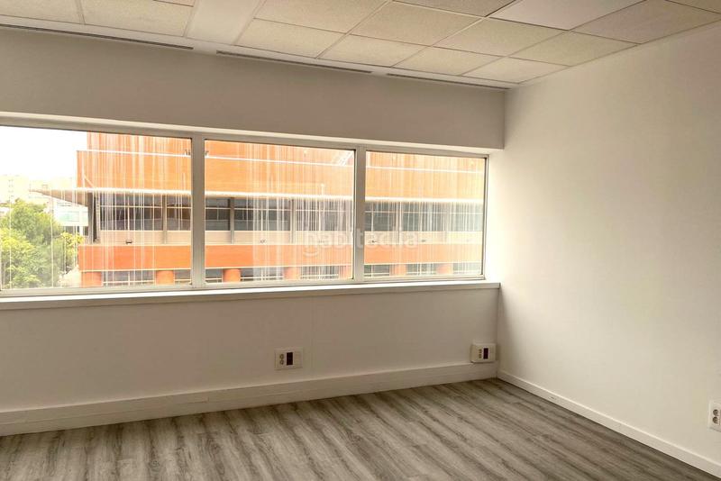 Foto 0057acdb-bba4-401c-9bf3-fa8472b0b9a6. Büro mit parking in Simancas Madrid