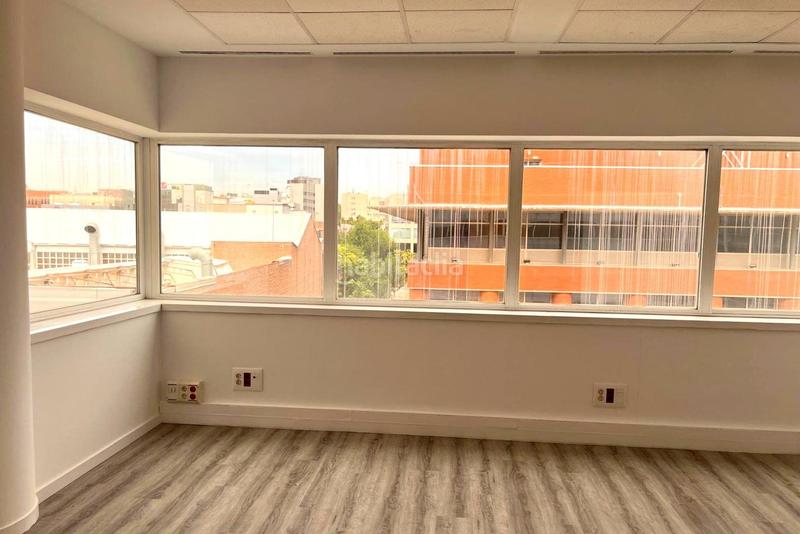 Foto fd3a48d9-fde7-419a-9af7-d6308e3ab4db. Büro mit parking in Simancas Madrid