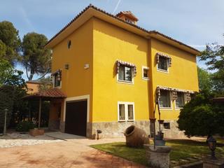 Chalet  Calle málaga. Casa independiente con preciosa parcela arbolada