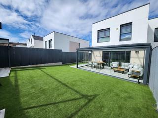 Casa bifamiliare in Los Hueros. Maravilloso hogar con jardín y jacuzzi