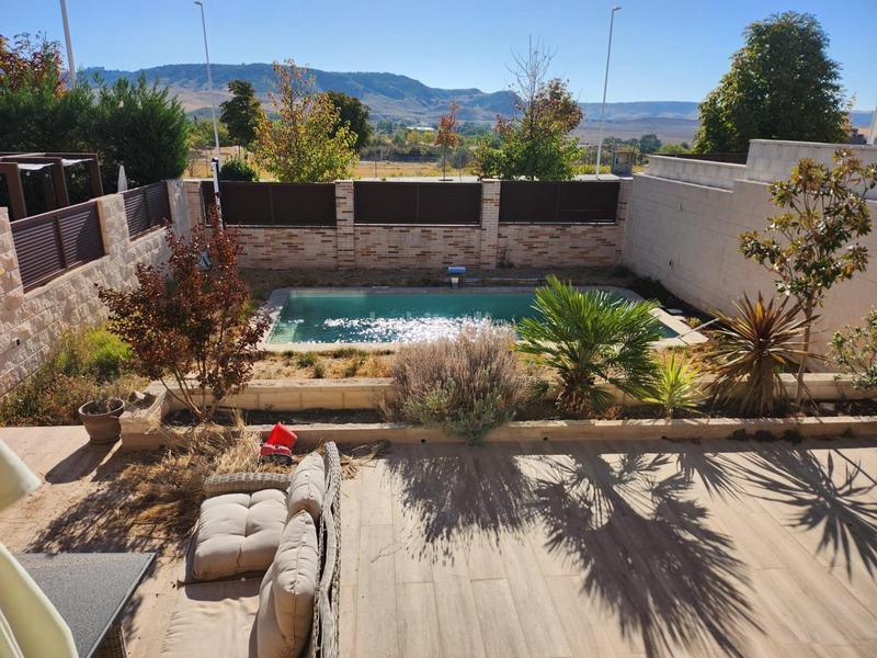Foto 4c276f18-f404-4cc1-b08c-8eca7e238852. Doppelhaus mit parking pool in Los Hueros Villalbilla
