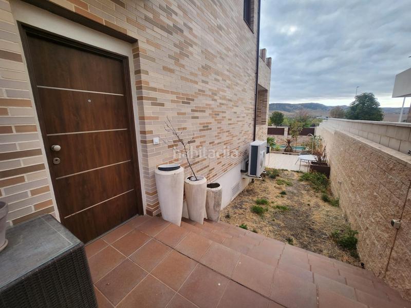 Foto 5f082dbb-3415-464d-ac2e-26313ef5f551. Casa aparellada amb aparcament piscina a Los Hueros Villalbilla