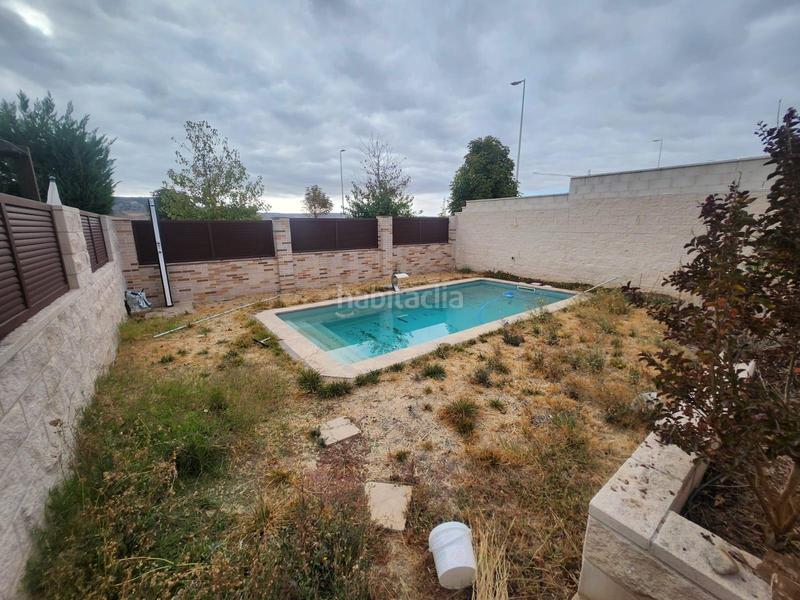 Foto 88ae8c8d-9b2a-47fe-86f0-e50872e95595. Casa aparellada amb aparcament piscina a Los Hueros Villalbilla