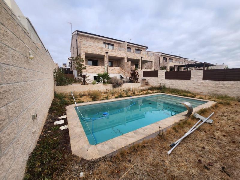 Foto a159e29b-9e68-4a69-a0f5-43f2d17b1d30. Casa aparellada amb aparcament piscina a Los Hueros Villalbilla