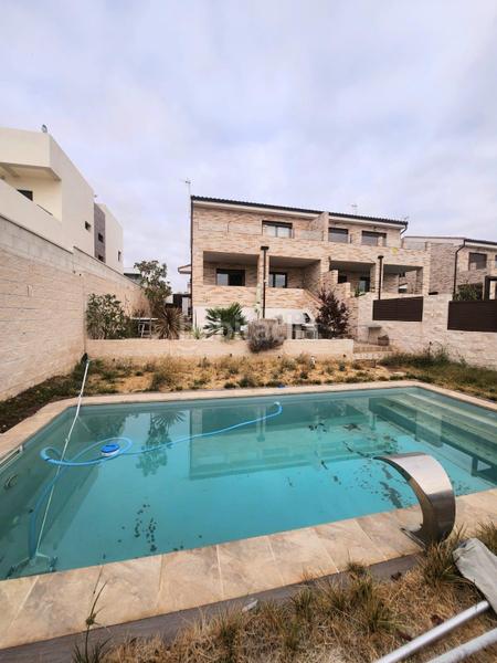 Foto a7565bf7-236c-4530-9f31-0ab74d24aec9. Casa aparellada amb aparcament piscina a Los Hueros Villalbilla