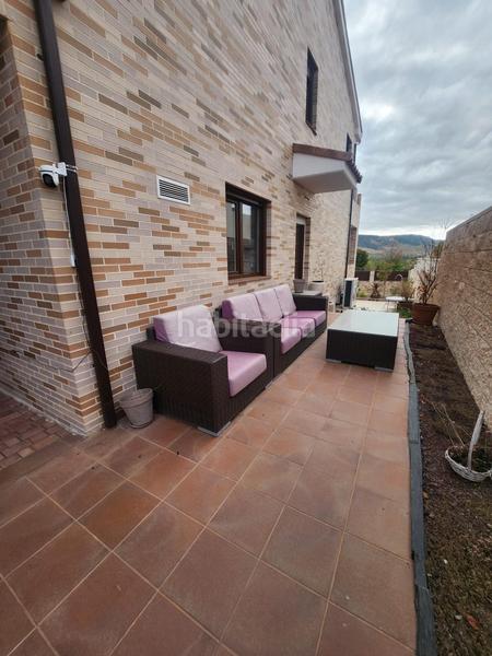 Foto f2aa43f4-4066-4671-8bd6-612a5f3ea84a. Casa aparellada amb aparcament piscina a Los Hueros Villalbilla