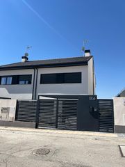 Casa aparellada  Calle pinar de abantos. Pareado en el mirador de villalbilla, tu nuevo hogar te espera!