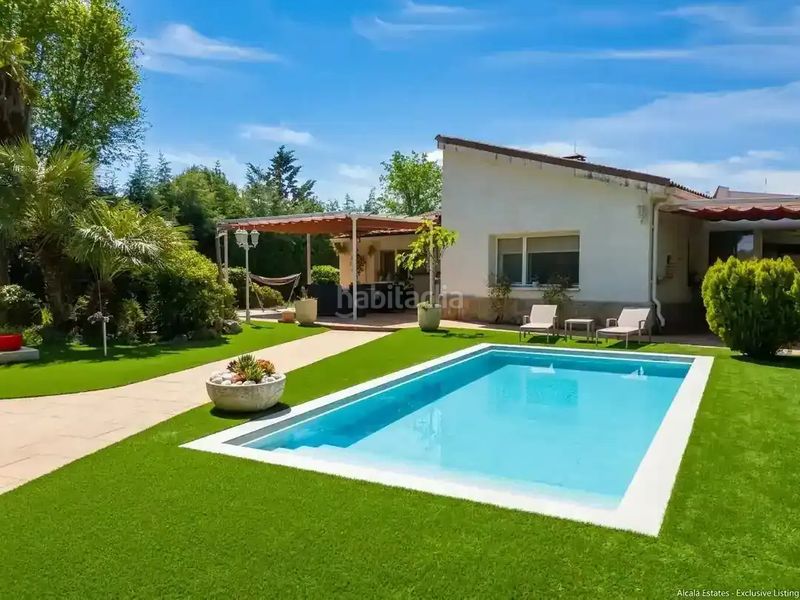 Foto 27bb642b-1166-463e-a24e-05ce8690acad. Chalet en avenida El Robledal 17 casa / chalet independiente en venta en avenida El Robledal en Villalbilla