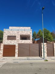 Casa a Calle pablo neruda 32. Casa independiente en el viso, con garaje y 4 dormitorios