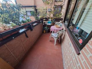 Pis  Plaza de la coronación. Amplia vivienda con terraza y ascensor