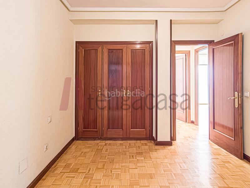 Foto 2c928581-e86b-4c9f-9933-6f21a8992dde. Piso  amplio, bien ubicado y con terraza: ¡ven a conocerlo! en Madrid
