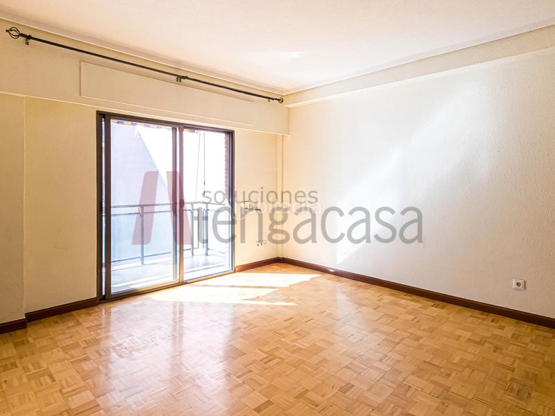 Foto 698d8e90-b5f5-478a-b316-f878dddd1037. Piso  amplio, bien ubicado y con terraza: ¡ven a conocerlo! en Madrid