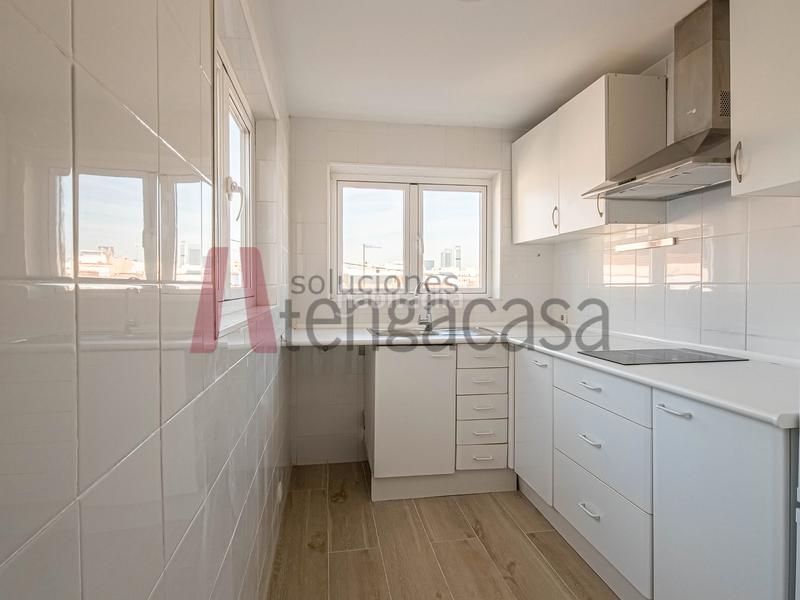Foto b47e1bdd-ead2-44e3-b719-a7ef57c94c63. Alquiler ático apartamento reformado con terraza con vistas a las cuatro torres: estrena tu nuevo hogar en Madrid