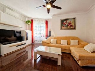 Flat  Calle de coslada. Se vende fantástico piso reformado y muy luminoso en guindalera