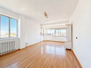 Lloguer Pis  Calle de valdevarnes. Piso en 8ª planta en alquiler en valdezarza con tres dormitorios