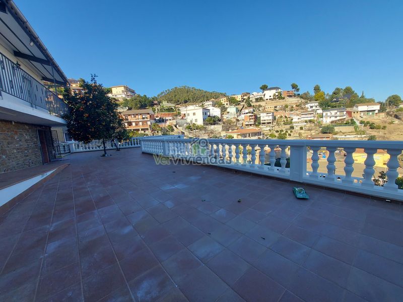 Foto 176a601a-d656-4318-9195-43714c4849c9. Haus mit heizung parking pool in Santa Coloma de Cervelló