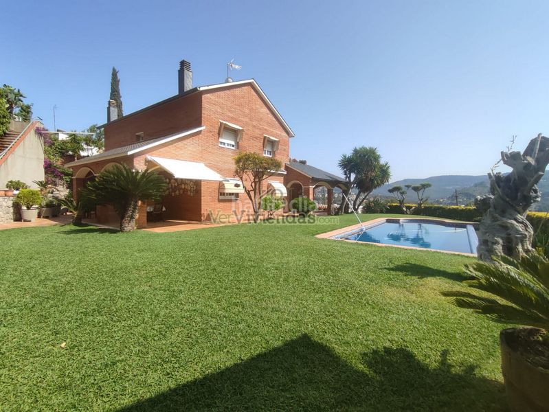 Foto 2adace7b-4d93-45c8-82ef-842bf86273f1. Chalet en n-340 329 espectacular casa con piscina en Vallirana