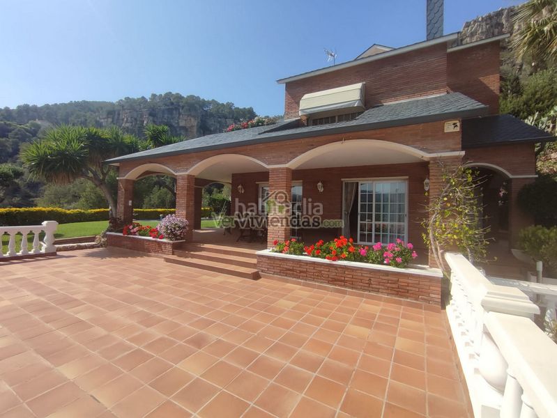 Foto c99769f3-9e27-4420-8dec-01120c78d536. Chalet en n-340 329 espectacular casa con piscina en Vallirana