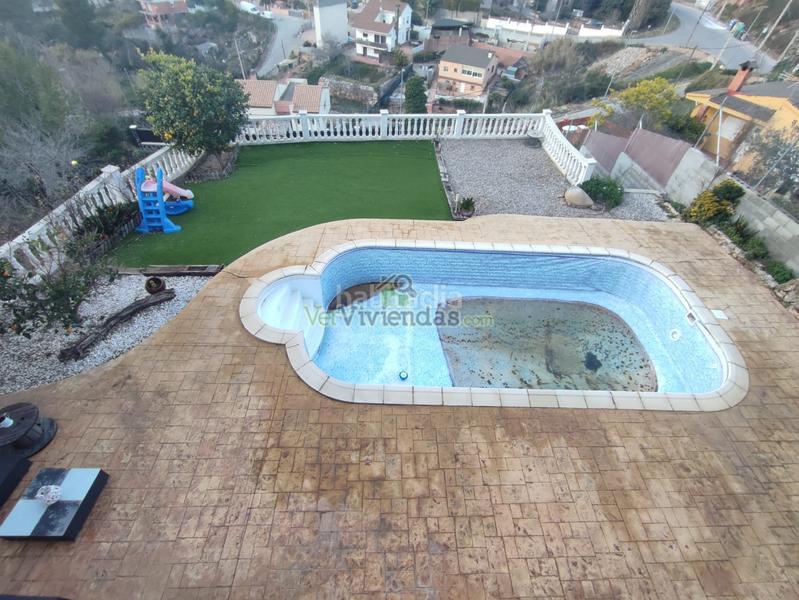 Foto fd868f8f-314a-4c34-aab7-8094e707a282. Chalet en n/a preciosa casa con piscina en Vallirana