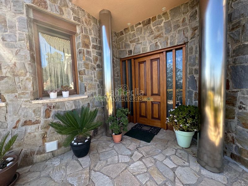 Foto 149bd891-2367-4b3d-9ae6-9d6c74e2fdc1. Chalet en camí de la creu de l'aragall 219 espectacular casa con piscina en Corbera de Llobregat