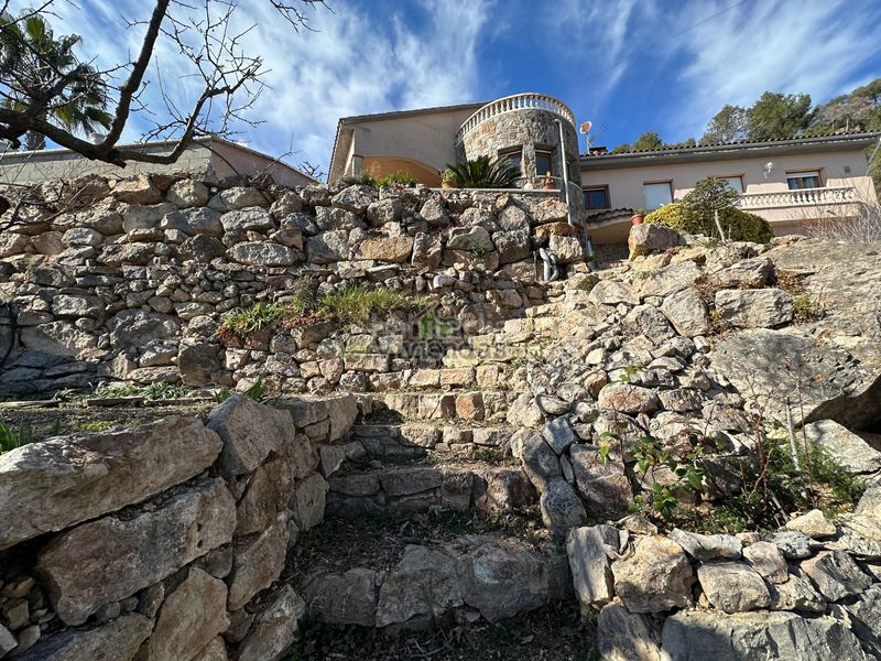 Foto 5189f882-c7b4-40ef-ac38-7b1666f1ebd1. Chalet en camí de la creu de l'aragall 219 espectacular casa con piscina en Corbera de Llobregat