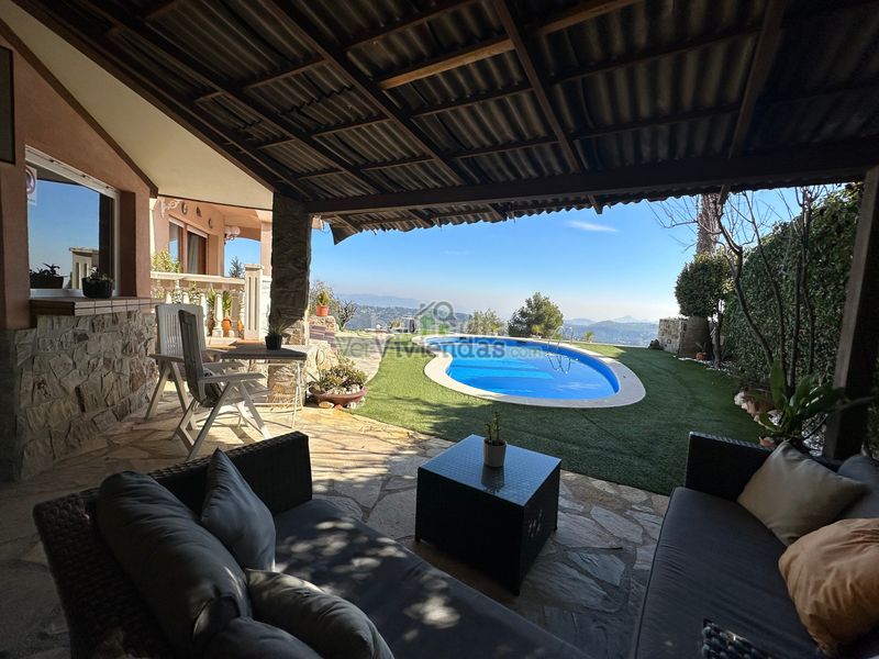 Foto 5c8ab014-3419-4f23-99e7-5e070b18beef. Chalet en camí de la creu de l'aragall 219 espectacular casa con piscina en Corbera de Llobregat