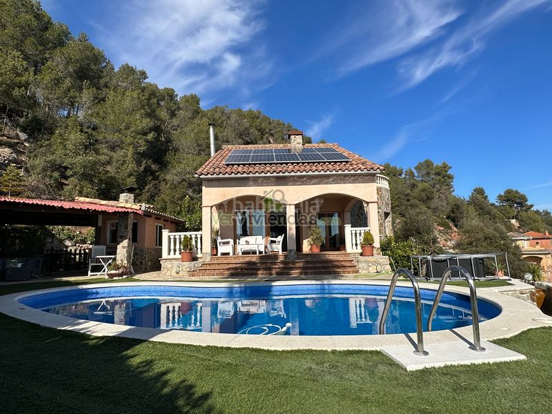 Foto 6d5897d6-fd65-4bd1-a037-5b5650970966. Chalet en camí de la creu de l'aragall 219 espectacular casa con piscina en Corbera de Llobregat