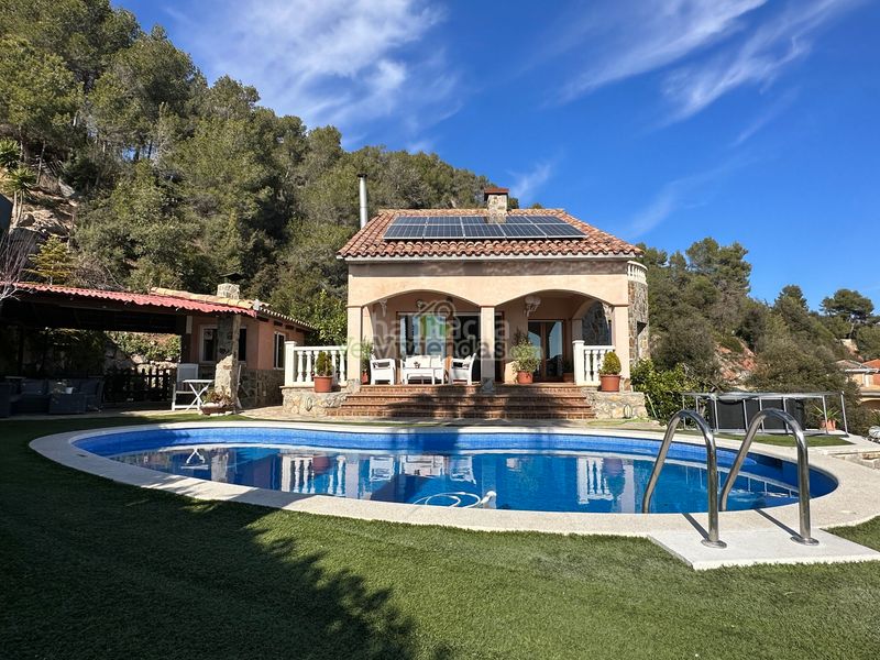 Foto 7ca0d2ba-2a2a-4d84-9488-3d231a846757. Chalet en camí de la creu de l'aragall 219 espectacular casa con piscina en Corbera de Llobregat