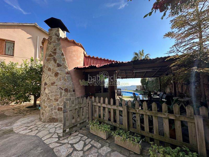 Foto b0f2dd6f-7e21-4afd-9576-26ca4a8b4b9c. Chalet en camí de la creu de l'aragall 219 espectacular casa con piscina en Corbera de Llobregat