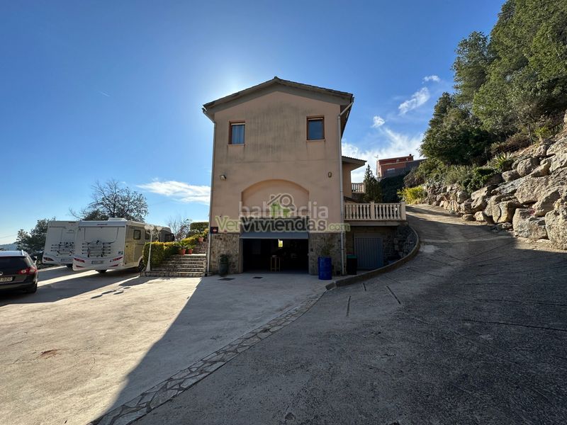 Foto bbe03c2c-4dcf-4081-8666-1b408b4065b7. Chalet en camí de la creu de l'aragall 219 espectacular casa con piscina en Corbera de Llobregat